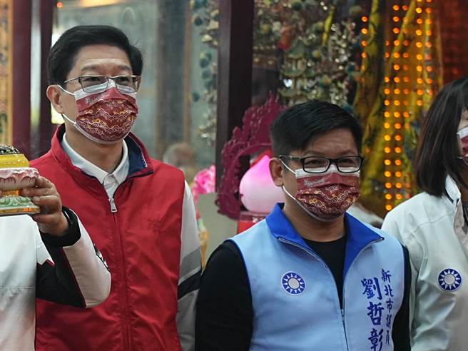 國民黨新北市立委第十一選區初選內戰，4連霸新北市議員劉哲彰(右)欲挑戰7連霸現任立羅明才(左)。（黃敬文攝）