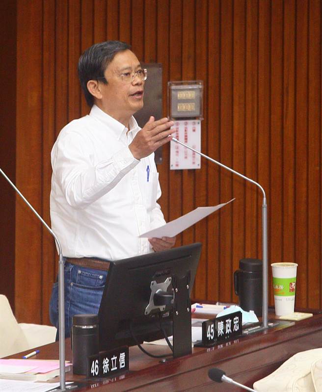 台北市议员陈政忠质询时，邀北流董事长、执行长到议事厅备询，但北市文化局长蔡诗萍突走上备询台，让陈政忠痛批蔡破坏议事伦理。（张铠乙摄）