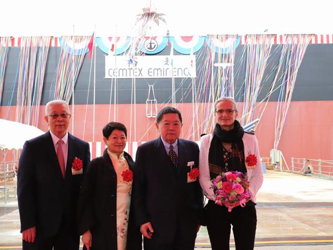 （裕民「裕超轮」14日举行命名交船典礼，裕民总座王书吉(左起)与夫人陈细妹、远东企业集团董座徐旭东、力拓集团商务营运长Laure Baratgin。图／裕民航运提供）