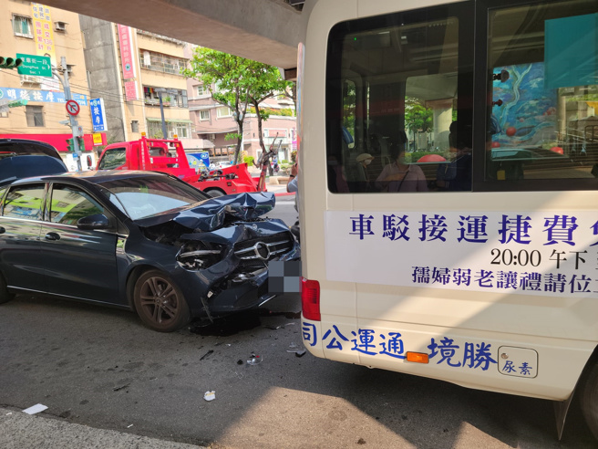宾士车与接驳车发生碰撞，宾士车车头严重毁损。（翻摄台北之北投帮(北投区＆士林区)）