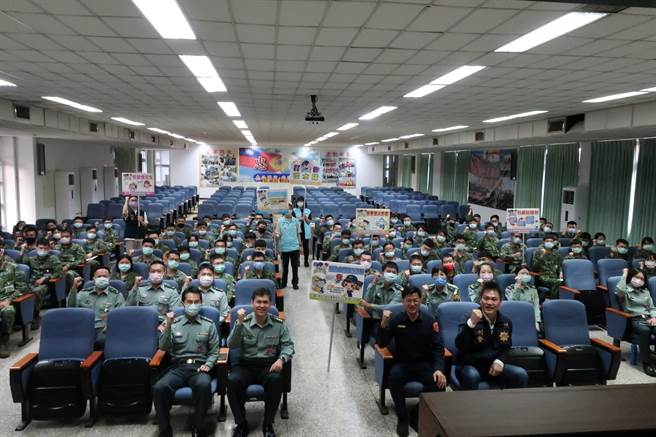 詐騙案件層出不窮，手法、話術與時俱進，淡水警分局為推廣反詐騙觀念，昨(13日)下午3時走進負責國軍基層士官訓練的後備動員幹部訓練中心，為國軍弟兄宣導反詐騙觀念。(黃敬文翻攝)