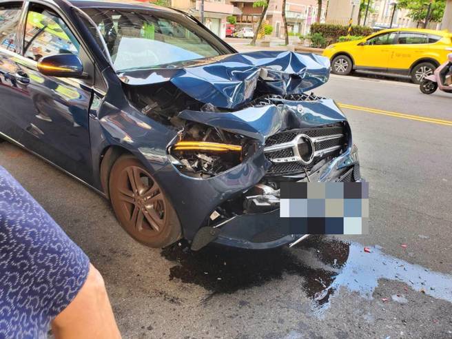 宾士车车头毁。（简铭柱翻摄）