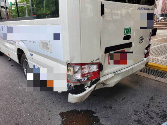 接驳小巴车尾受损。（简铭柱翻摄）