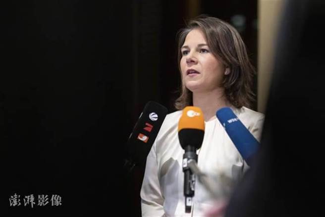 大陆外交部长秦刚今赴天津与德国外长贝尔伯克参观德企，之后乘高铁共赴北京。（澎湃影像）