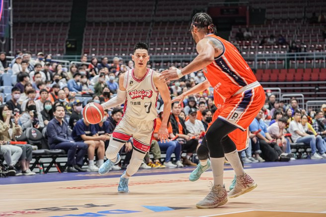 林书豪(左)今天拿下29分、10助攻与8篮板。(钢铁人提供)