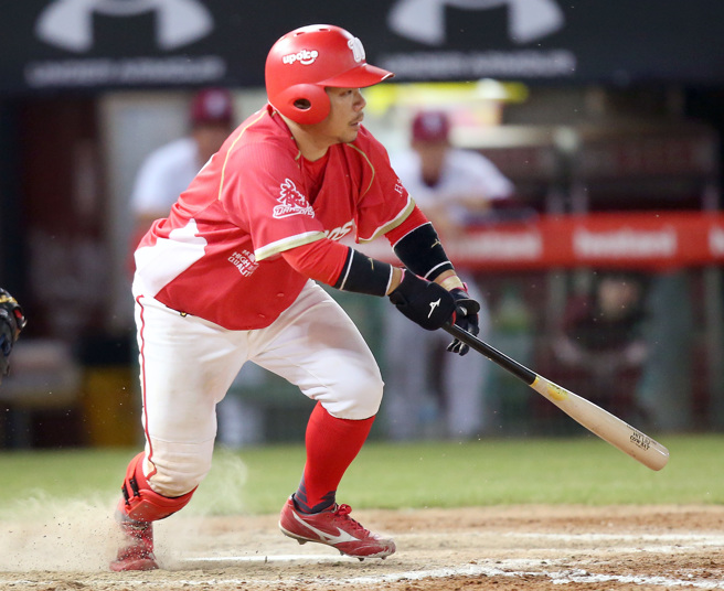 味全龍捕手劉時豪繳出單場4安「猛打賞」，攻擊端也有效引導投手。（范揚光攝）