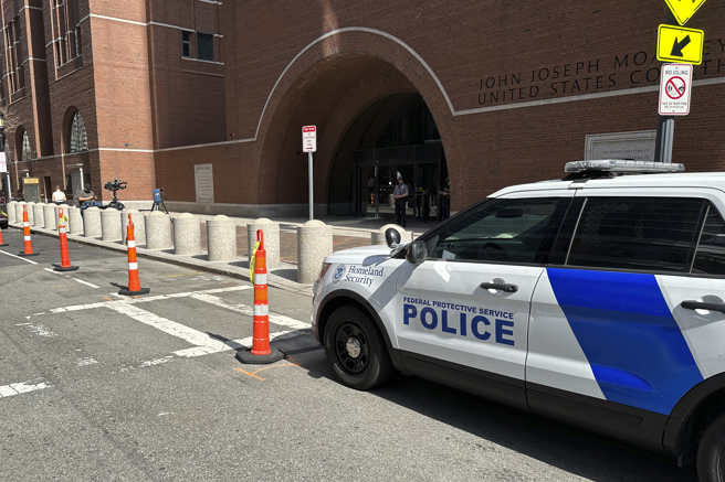 涉嫌泄漏五角大厦机密文件的美国空军国民兵泰谢拉，14日在麻州波士顿联邦地方法院出庭。图为为法院外观。（美联社）