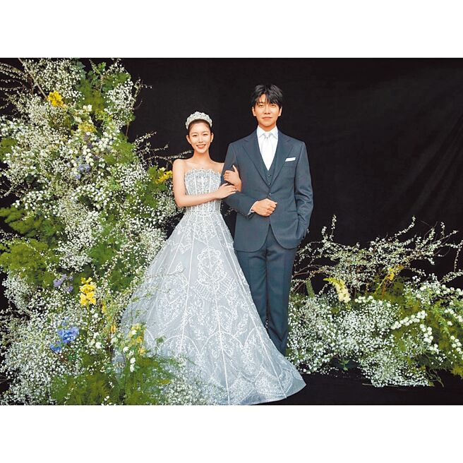 李昇基（右）上周和李多寅举办世纪婚礼，小俩口脸上挂着幸福的微笑。（摘自IG）