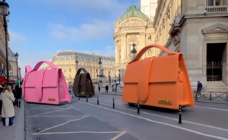 Jacquemus創意無極限！小廢包化身巨型公車 巡遊巴黎街頭超抓眼球