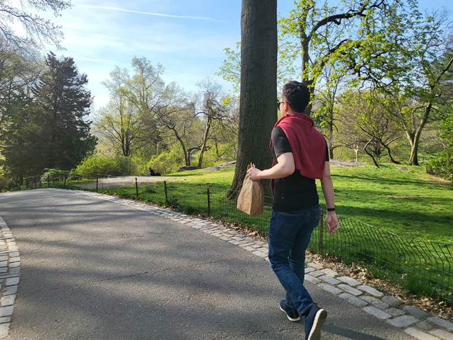 黃俊文平常喜歡去中央公園跑步，鍛鍊身體，城市裡難得的大片綠園和湖畔，自然景觀與生態，也為忙碌的紐約市居民提供一個紓解身心的空間。（李欣恬攝）