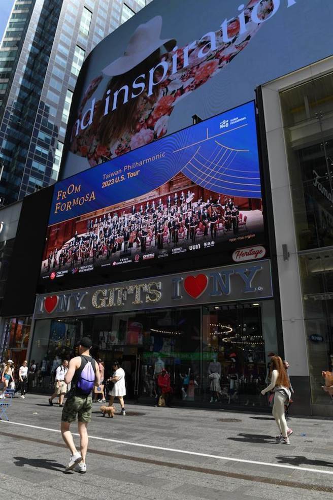國家交響樂團在新任音樂總監準馬寇爾上任後，首度帶團隊出國巡演，別具意義。紐約時代廣場上、林肯中心艾莉絲圖莉廳外，也都可看見「台灣愛樂」的海報。（國家交響樂團提供）