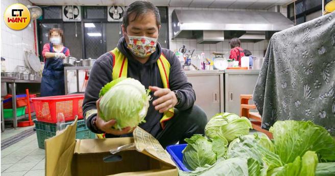 易服社会劳动人罗先生有厨艺专长，常在厨房帮忙。世光教养院因执行成效良好，获新竹地检署颁赠感谢状。（图／黄耀徵摄）
