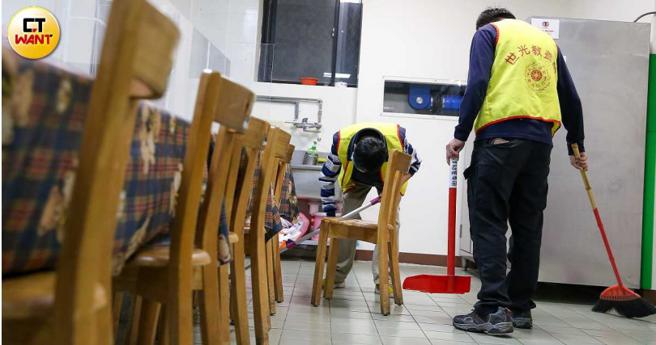 彭先生在世光教养院打扫时听到院内哭声，让他踏上世光终身志工之路。图中为其他社会劳动人，非彭先生。（图／黄耀徵摄）