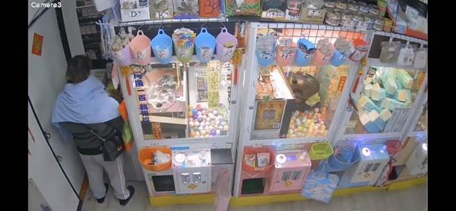 张姓女窃嫌（左）日前到旗山区一家娃娃机店偷窃物品，过程被监视器录下。（翻摄照片／林瑞益高雄传真）
