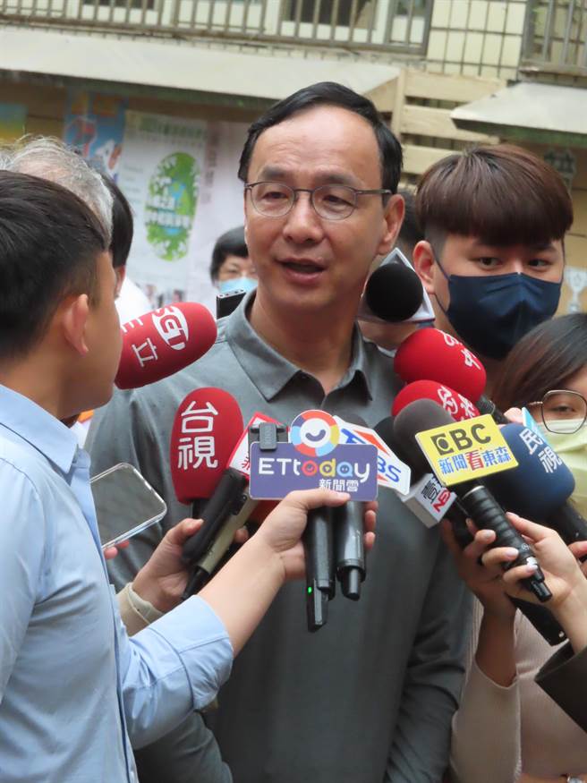 国民党主席朱立伦为美国在台协会（AIT）处长孙晓雅等人介绍侯友宜的哥哥侯明锋，被认为是替侯友宜牵线。（叶德正摄）