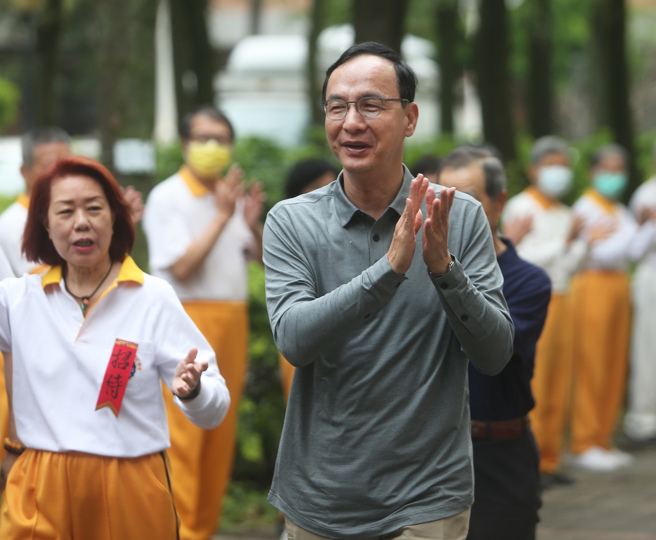 国民党主席朱立伦（右）15日出席活动针对徵召总统候选人人选受访表示，「我们主要候选人」跟党中央一样很清楚，一定要团结所有力量大家一起来，单靠一个人是不行的。（陈怡诚摄）