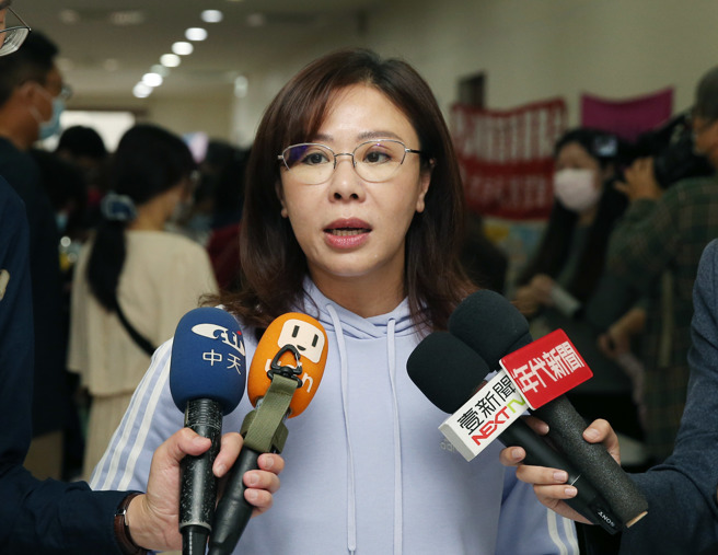 针对游淑慧批评把选民当傻瓜，李彦秀表示，选民托付都全力以赴，相信以选民对我的认知，心中自有一把尺，最后结果交给港湖选民做决定。（姚志平摄）