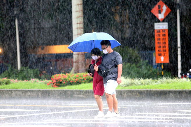 受锋面影响，今天中部以北与东北部有局部短暂雨。（本报系资料照）