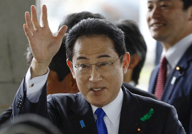 日本首相岸田文雄15日前往和歌山市進行助選的神情。（路透）