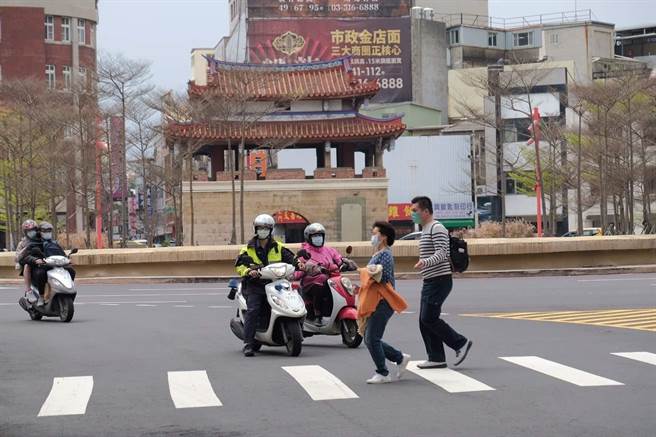 新竹市警局今年以来已取缔「车不停让行人」行为1195件，未来还将加强取缔。（警方提供／陈育贤新竹传真）