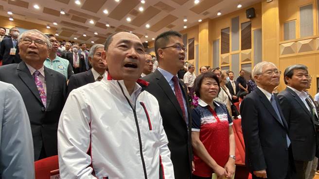 新北市長侯友宜今天返回母校嘉中校慶，高唱校歌。（廖素慧攝）