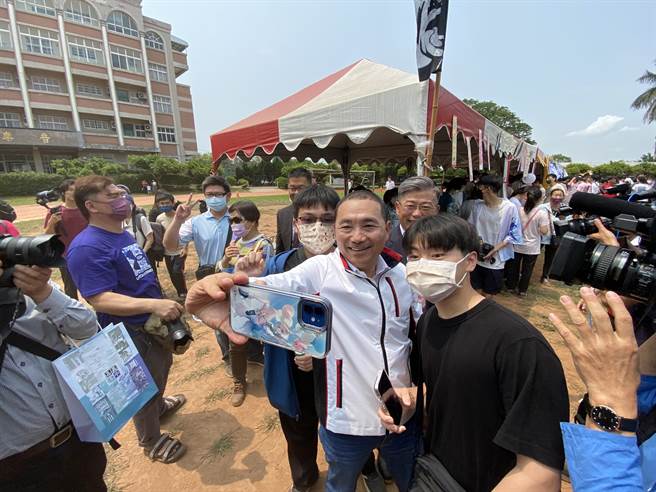 新北市長侯友宜今天返回母校嘉中校慶，與學弟熱情自拍。（廖素慧攝）