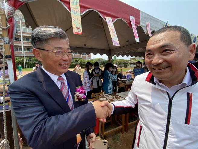 新北市長侯友宜今天返回母校嘉中校慶，與校友熱情互動。（廖素慧攝）