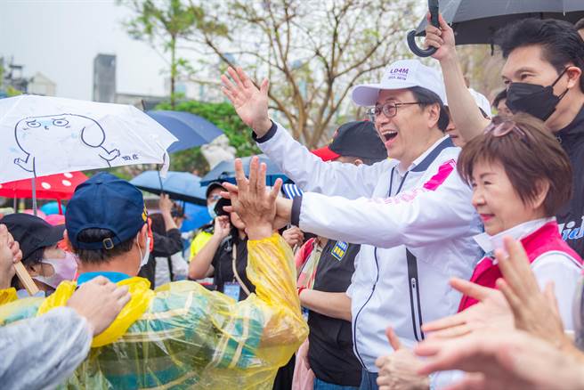 桃园市长张善政邀请民眾可到中坜老街溪畔健走，体验河岸风光。（桃市府提供／蔡明亘桃园传真）