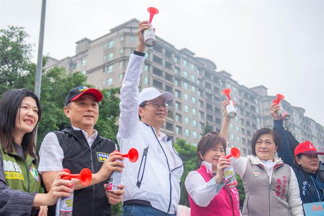 桃园市中坜区公所15日上午举办112年中坜区鸿兔大展全民健走活动，桃园市长张善政鸣笛象徵出发、活动开始。（桃市府提供／蔡明亘桃园传真）