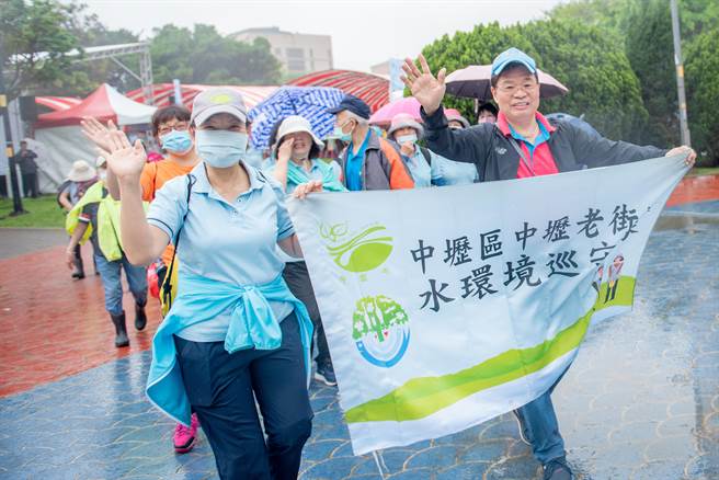 桃园市中坜区公所15日上午举办112年中坜区鸿兔大展全民健走活动，吸引许多民眾参与。（桃市府提供／蔡明亘桃园传真）