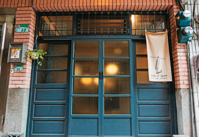 店家入口像秘密基地般，布帘上的「玄」字Logo是通关密语。（摄影／林炜凯）