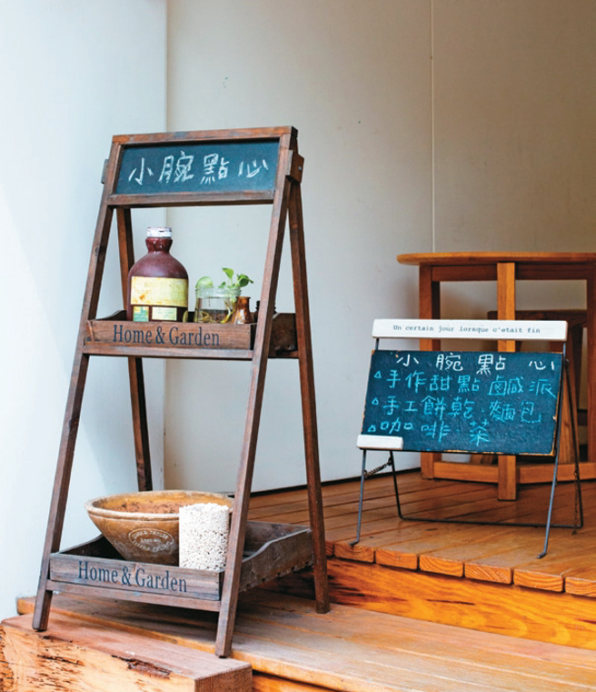 「小腕点心」的店招就是门前阶梯上的两块简易告示牌。（摄影／林炜凯）