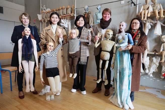 雲林縣長張麗善（左三）、縣府文觀處長陳璧君（左二）參訪國立沙勒維高等偶戲藝術學院，右二為法國國際偶戲藝術中心總監，左一是沙勒維爾-梅濟耶爾市副市長。（雲林縣府提供）