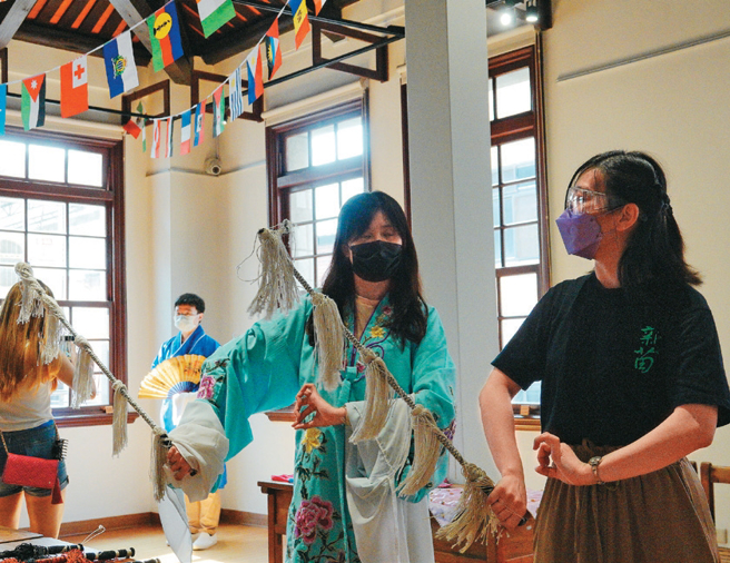 换上歌仔戏服，由专业传艺师传授如何演绎身段之美。（图／大稻埕创意街区发展协会）