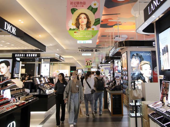 新光三越初夏购物节 ，首周彩妆买气成长超过3成。（新光三越提供）