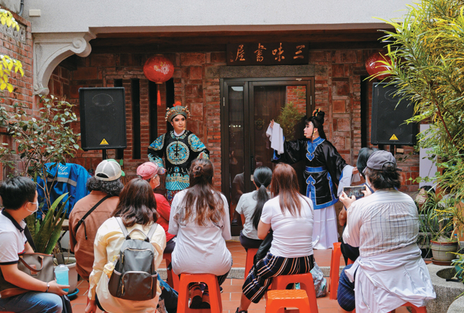 戏春大稻埕依空间属性规画不同演出，像是在三进老宅的天井，就很适合搬演歌仔戏。（图／大稻埕创意街区发展协会）