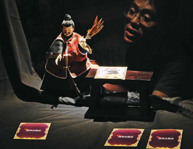 近距离欣赏操偶师技艺精湛的布袋戏算命体验。（图／大稻埕创意街区发展协会）