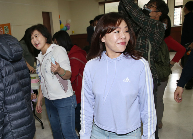 国民党台北市第四选区（南港、内湖区）立委初选即将领表登记，有意投入初选的市议员李彦秀（右）、游淑慧（左）15日出席「内湖区艺童看戏趣」活动时，2人擦肩而过毫无互动。（姚志平摄）