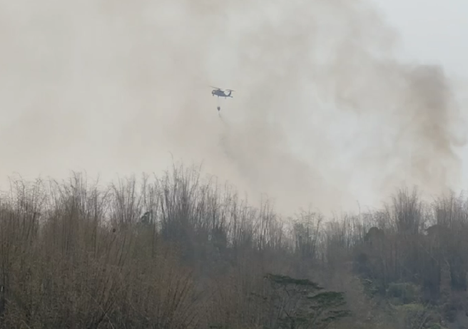 创纪录！旗山林地大火延烧3天3夜， 全市消防队已轮过一圈打火。(林雅惠翻摄)
