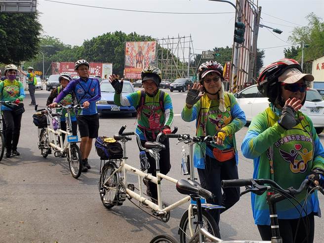 台中市视障天使协力车协会今天从西螺骑到麦寮往返50公里，对路边民眾挥手打招呼。（周丽兰摄）
