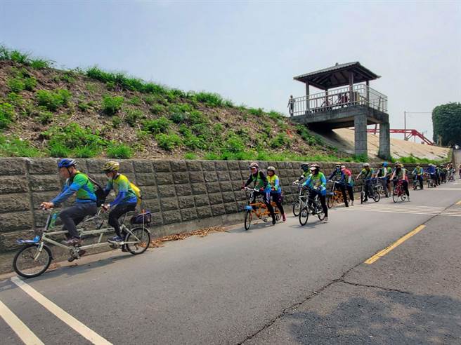 15名来自台中的视障者骑协力车到云林，他们沿着浊水溪河堤骑到麦寮往返。（周丽兰摄）