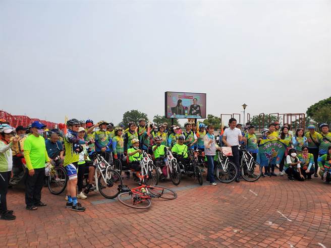 台中市视障天使协力车协会与云林县爱无碍协会在西螺大桥的西螺端会合，各自使用特殊交通工具畅游云林。（周丽兰摄）