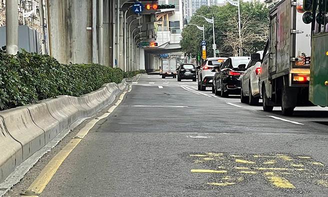 台北市議員李明賢質疑，內湖服一段路面起伏，遭到當地民眾質疑如同「越野障礙賽」，更擔心上層的捷運文湖線可能變成「雲霄飛車」。（議員李明賢提供／丁上程台北傳真）