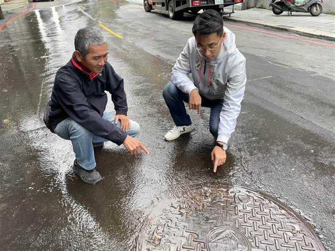 ▲基隆市区路上常见水管爆管漏水问题，图为市议员张秉钧会勘漏水。（本报资料照）