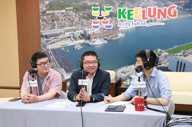 ▲基隆市产发处长林鼎超（中），与青年委员王麒舜（左），以及发言人余治明（右）畅谈基隆青年发展议题。（基隆市政府提供／徐佑升基隆传真）