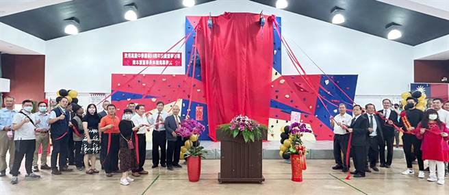 致用高中今天举办庆祝创校60周年校庆系列活动，表扬校友会及杰出校友等，展现深耕教育「致用60 光耀永在」的新风貌。(致用高中提供)