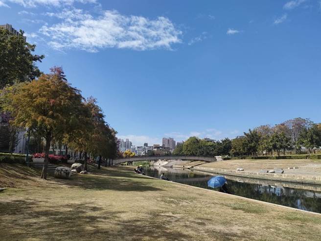 台中大里康橋河畔風景秀麗，是民眾休閒好去處，吸引街頭藝人晚間進駐演出，然該處未獲文化局開放街頭表演，演奏樂聲也造成住戶困擾，引起民眾正反兩面意見。（潘虹恩攝）