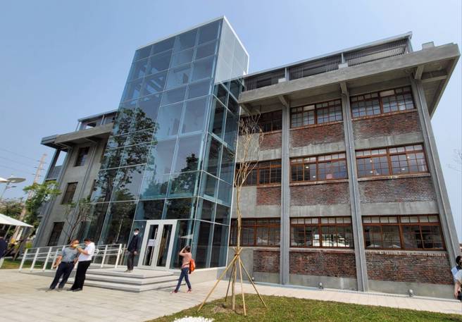 高雄台塑昆仲公园今起全面开放，台塑企业透露，园区内即将开幕台塑第一家对外餐饮体系「昆仲食舍」，传承台塑阿嬷好手艺。（王莫昀摄）