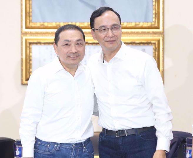 国民党主席朱立伦(右)与新北市长侯友宜(左)12日一起出现在中常会。（中时资料照，杜宜谙摄）