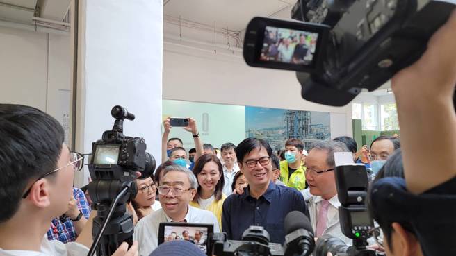 台塑企业总裁王文渊与高雄巿长陈其迈参观高雄台塑昆仲公园。（图／王莫昀摄）